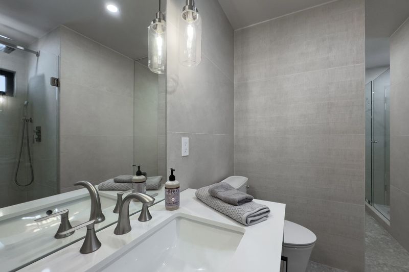 Bath vanity